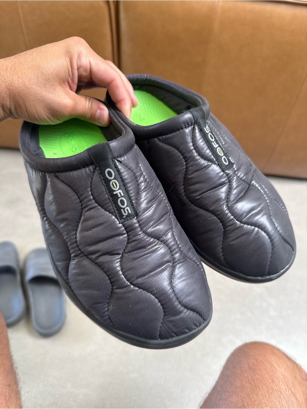 OOFOS Men's Quilted Black Slip-On Recovery Clogs with Green Insole